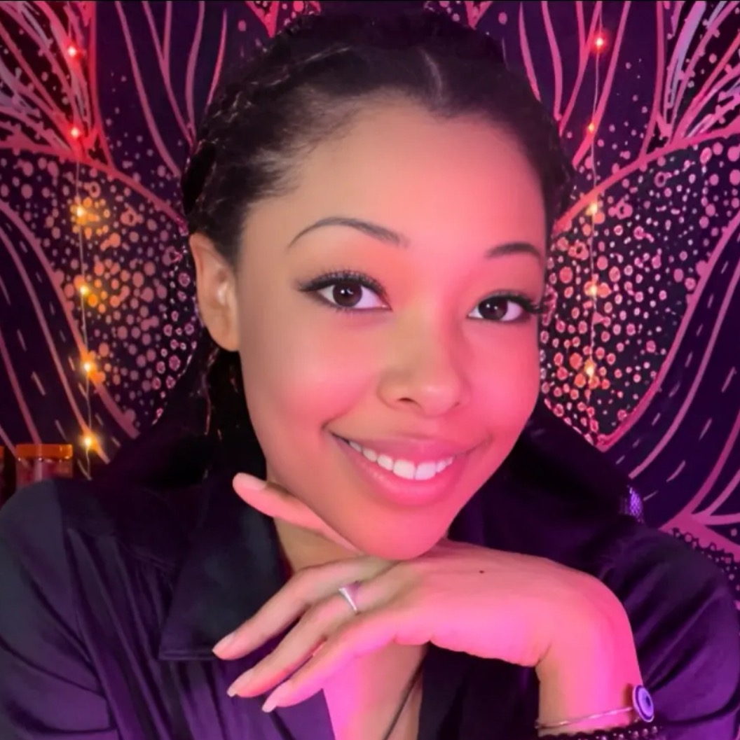 Monique Christine's avatar